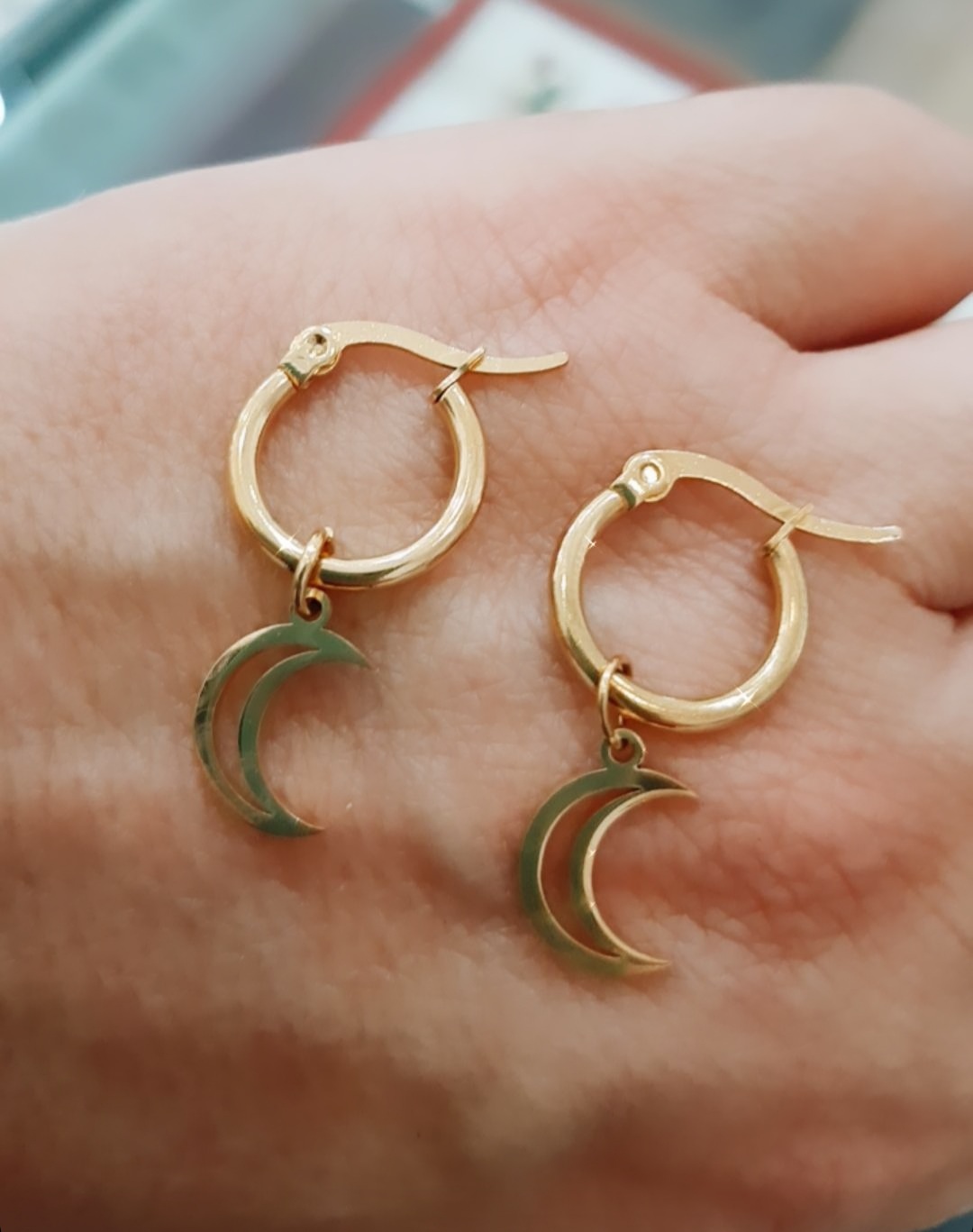 Argollitas con dije luna doradas