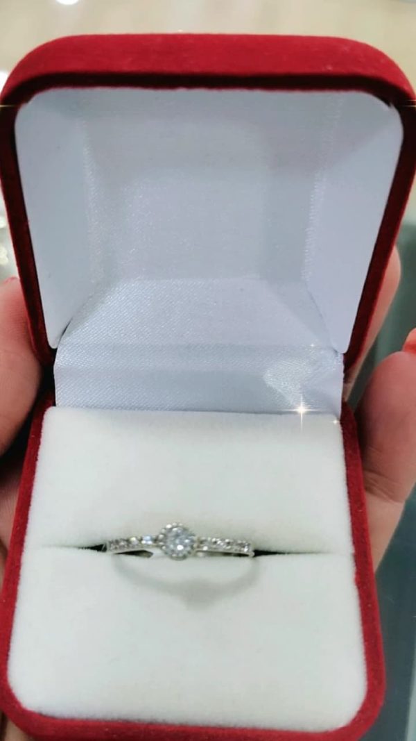 Anillo boton brillante