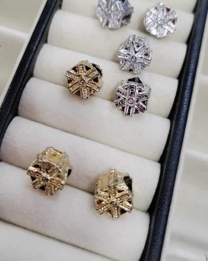 Charms dorado/blanco