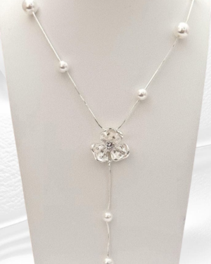 Collar flor y perlas