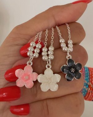 Collar bolitas y flor