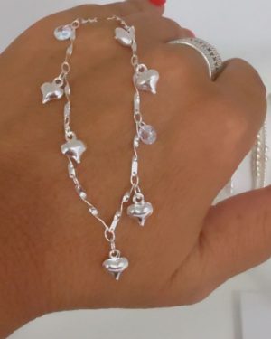 Pulsera con corazones