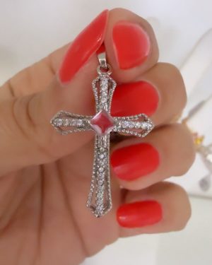 Cruz con piedra rosa