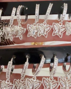 Aros con mariposas colgantes