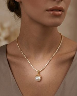 Collar dorado con perla